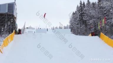 自由式空中滑雪比赛中，专业空中选手表演两个后空翻和两个中等大小的滑雪跳台<strong>扭转</strong>